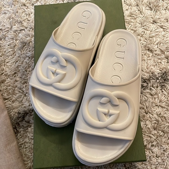 Gucci slide sandal with interlocking G - Picture 2 of 10